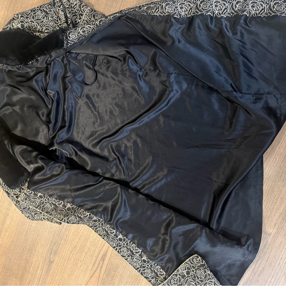 Vintage Victoria Secret Collection RARE Gold and Black Roses Robe: Size Small - Picture 9 of 12